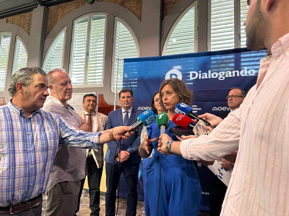 Catalina García atiende a los medios onubenses antes de comenzar el foro.