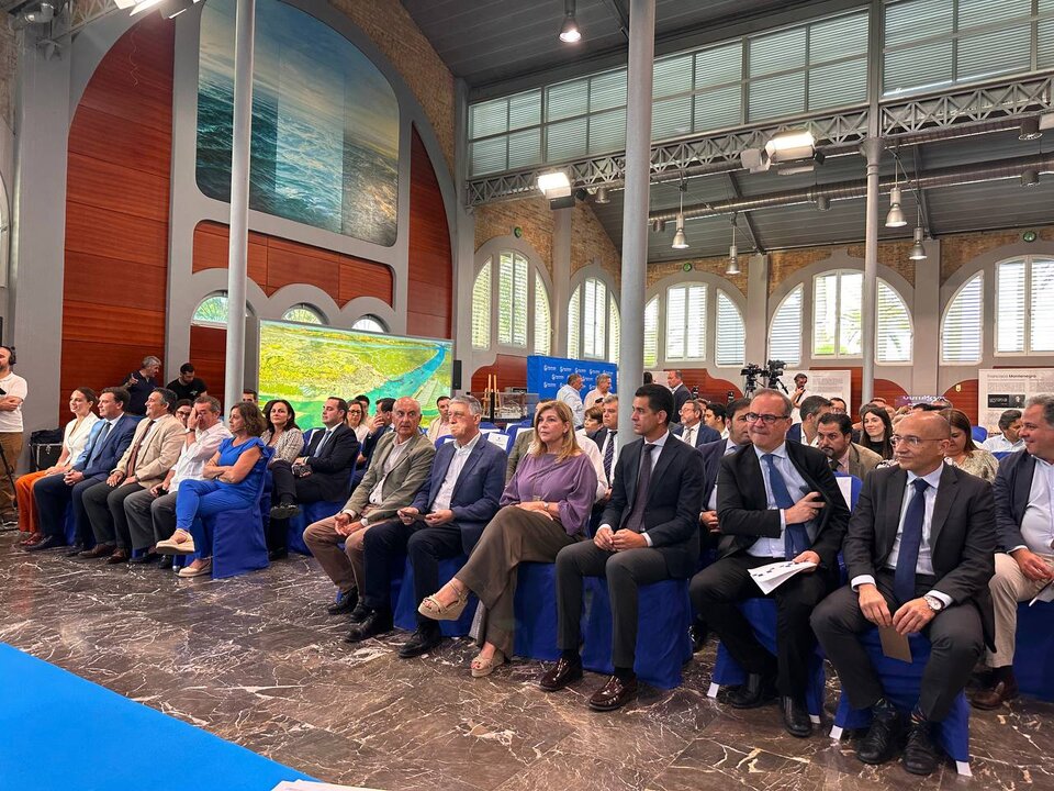 Autoridades y representantes empresariales llenan el aforo del evento en instalaciones del Puerto de Huelva.