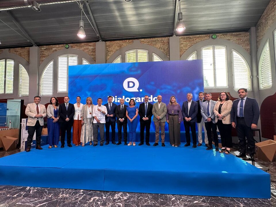 Foto de familia de autoridades, promotores e invitados.