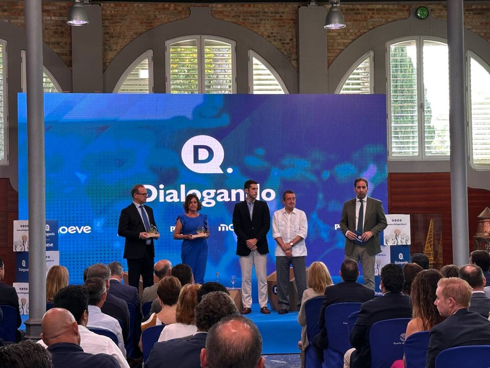 La organización del evento entregó obsequios de recuerdo a los participantes.