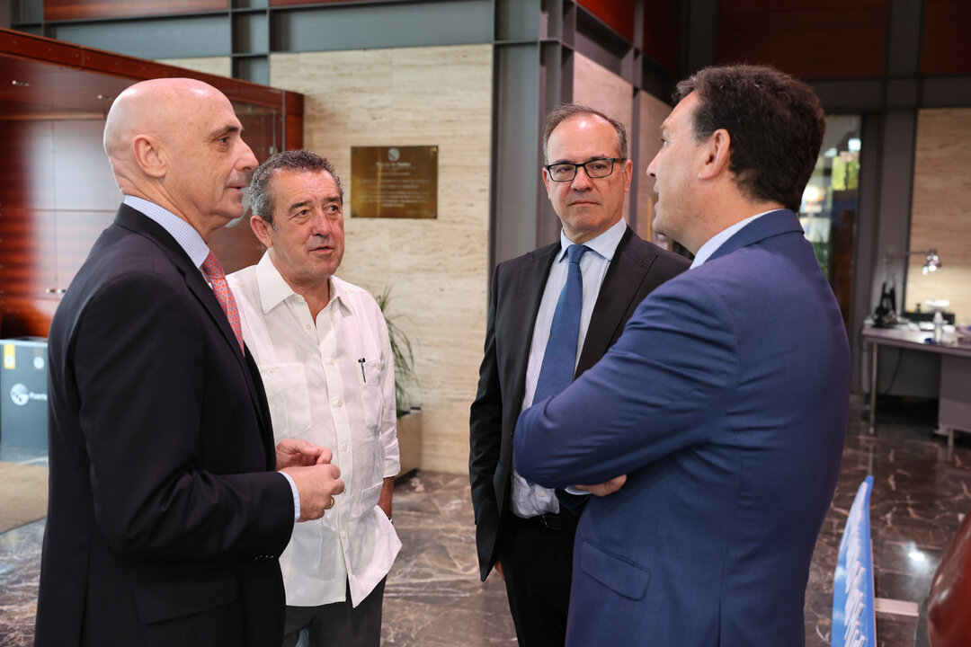 Jorge Acitores y Jesús Velasco, de Moeve, conversan con el pdte.  de la APH Alberto Santana y el del grupo Azahara, José Suárez.