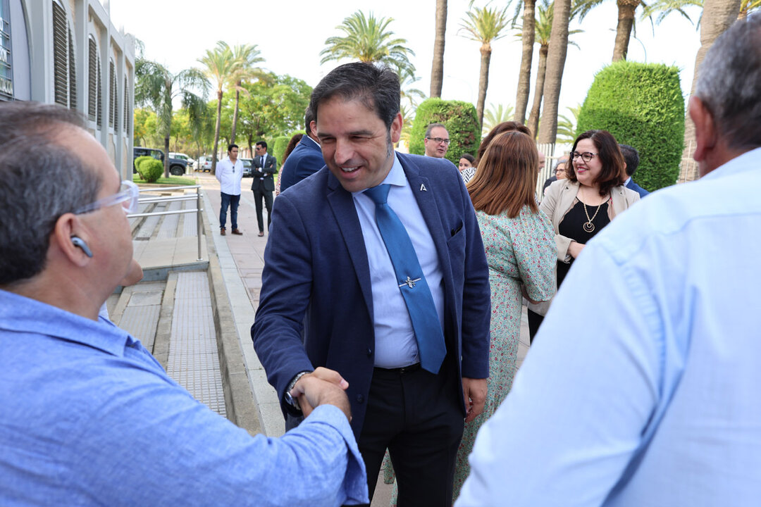 El delegado territorial de Sostenibilidad y Medio Ambiente, Pedro Yórquez, saluda a representantes agrícolas.