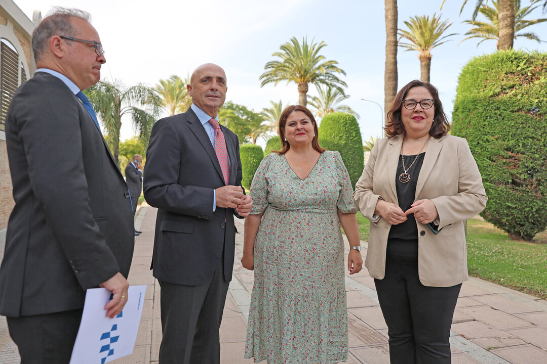 Directivos de Moeve aguardan la llegada de la consejera Catalina García.