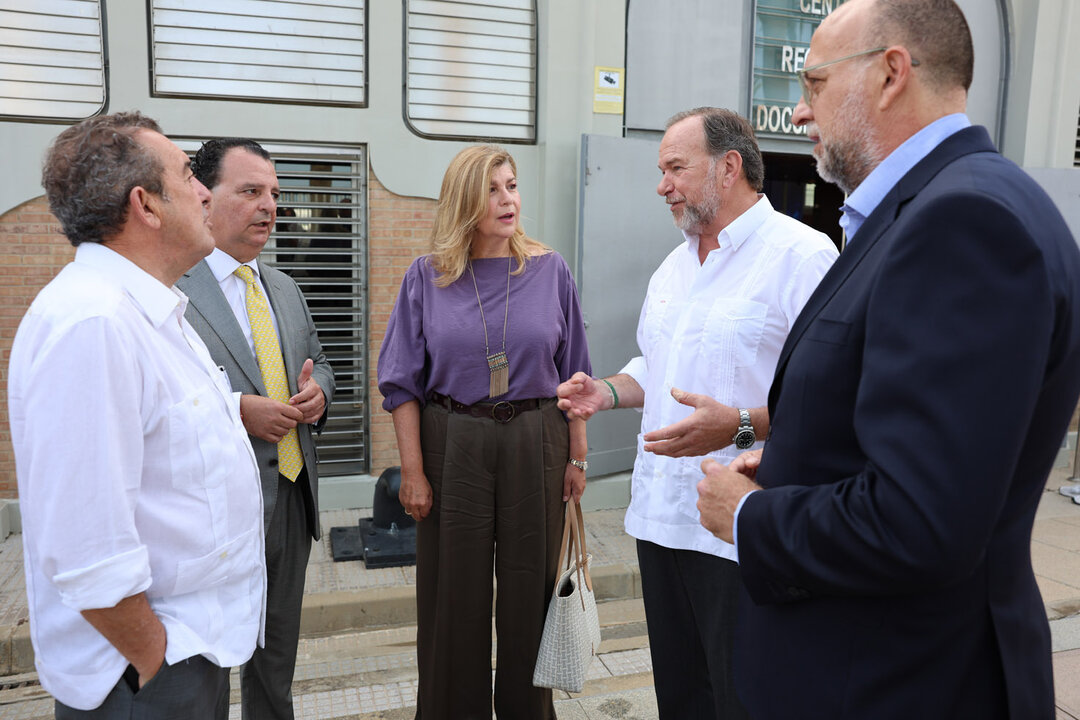 El presidente de la FOE, José Luis García Palacios, departe con la parlamentaria andaluza Berta Centeno, el pdte. del grupo Azahara y otros asistentes.