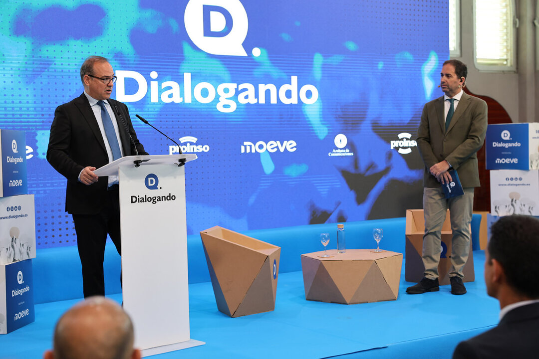 El director del parque energético de La Rábida, Jorge Acitores, en su intervención para presentar a la consejera.