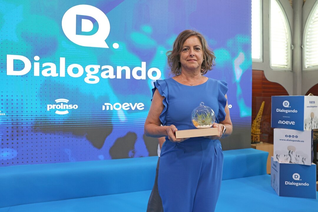 Catalina García, con el obsequio que le han brindado en Dialogando.
