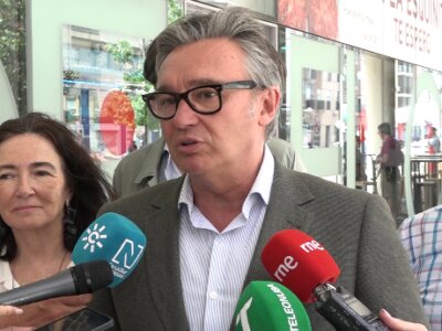Manuel Gavira atiende a los medios de comunicación. Fuente: Teleonuba.