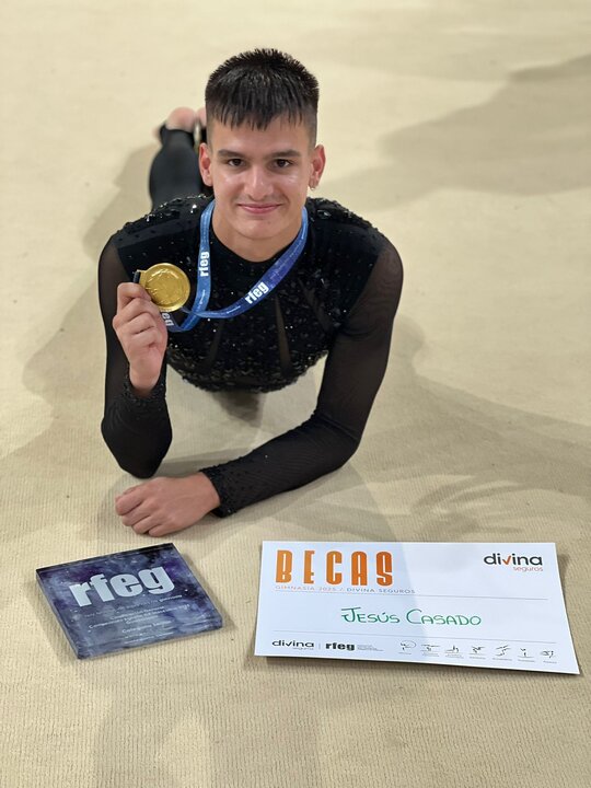 Jesús Casado con su medalla de oro ganada en el día de ayer