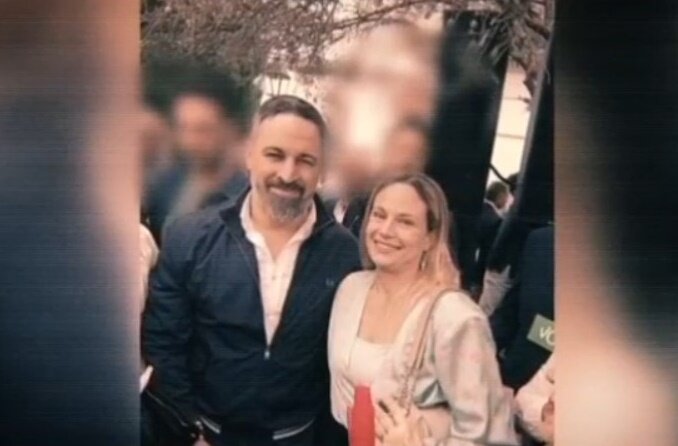 Montero posa con Abascal