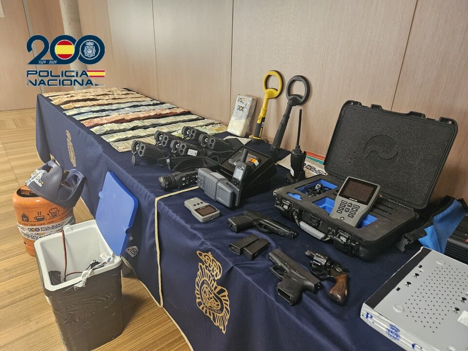 Dinero, armas y sistemas incautados para eludir la vigilancia policial