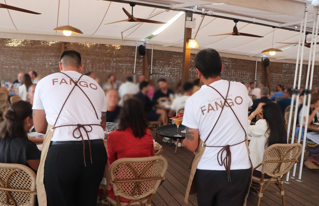 Plantilla de Fango Restaurante & Copas durante el servicio de un evento reciente.