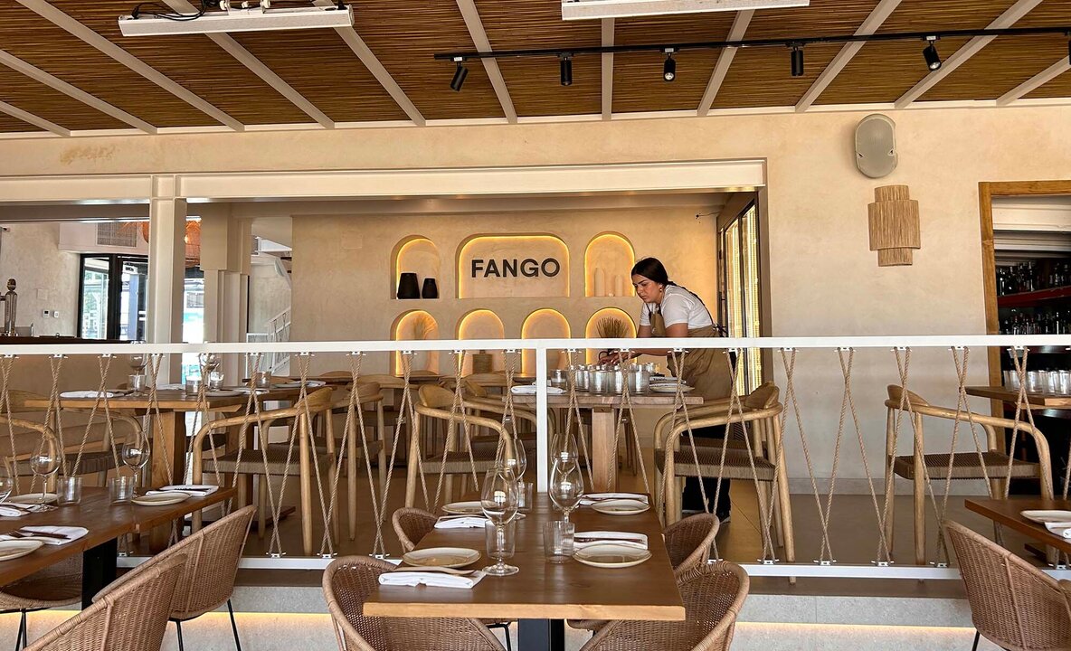 Fango posee una espectacular terraza y un amplio salón interior con hermosas vistas.