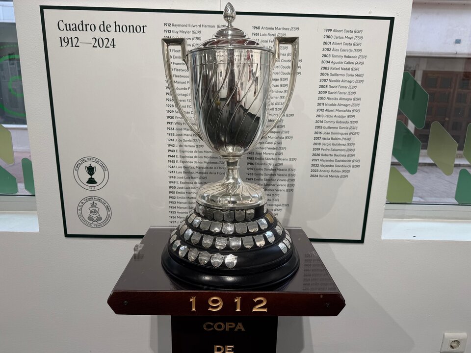 Cuadro de honor con los ganadores de la Copa del Rey de Tenis de Huelva. Fuente: Carlos Martínez Brea.