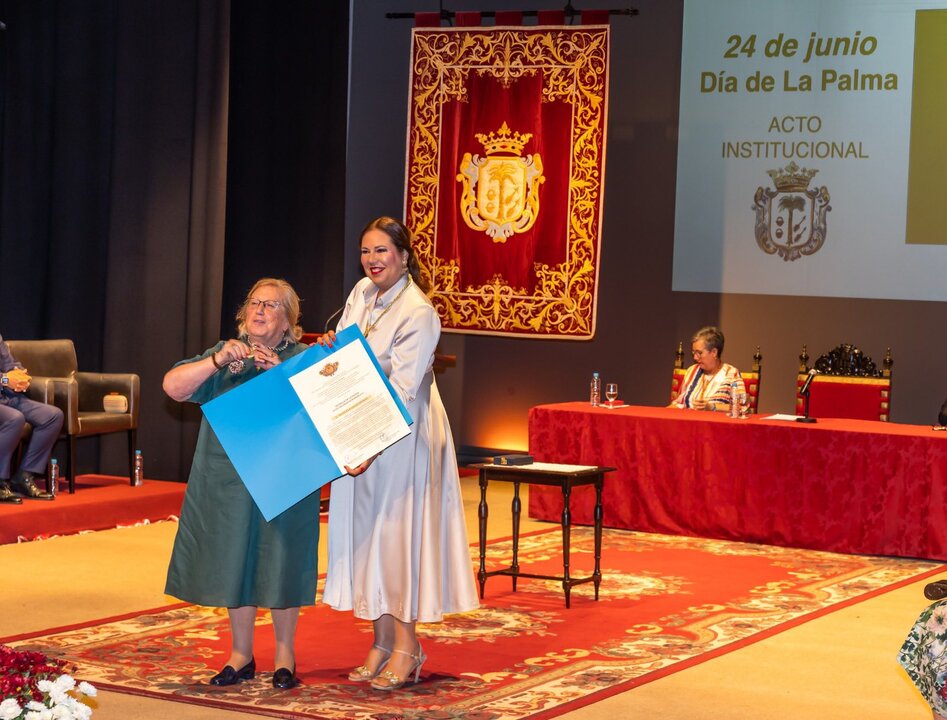 Nela Galan recibe la Medalla a los valores humanos