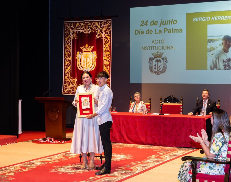 Mención para Sergio Herrera que recibió en su ausencia su hermano