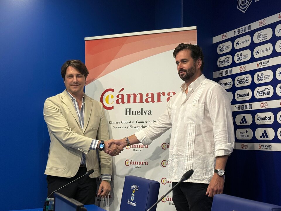 Adrián Fernández-Romero y Daniel Toscano estrechan la mano tras el acuerdo de colaboración entre el Recreativo de Huelva y la Cámara de Comercio. Fuente: Carlos Martínez Brea.