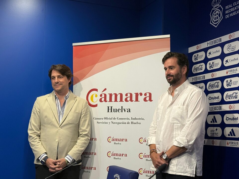 Adrián Fernández-Romero y Daniel Toscano posan tras el acuerdo de colaboración entre el Recreativo de Huelva y la Cámara de Comercio. Fuente: Carlos Martínez Brea.