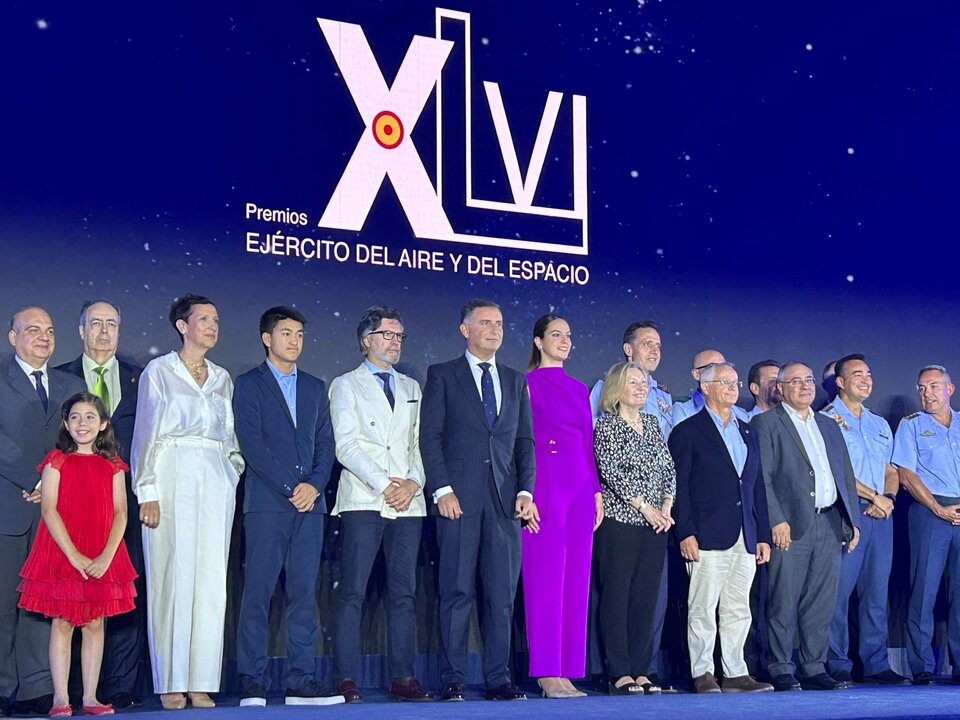 Alcalde de Moguer y alcaldesa de Palos con responsables militares y premiados