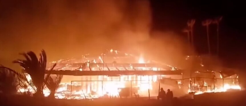 Así quedó el chiringuito de Punta Umbría tras el incendio de 2024. Fuente: Vídeo de Andalucía Directo