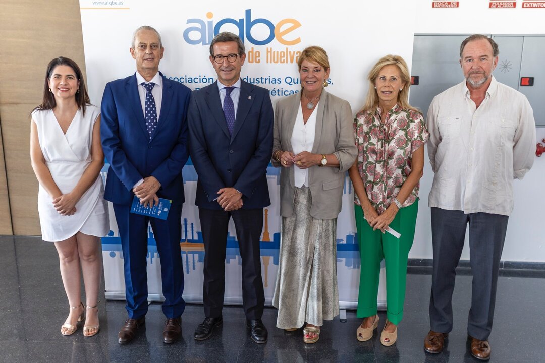 Paradela junto al presidente de la AIQBE y otras autoridades
