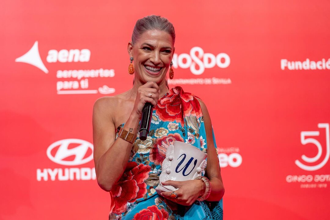 Laura tras recibir el premio. Fuente: Facebook Laura