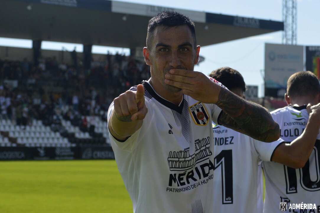 Manuel Bonaque celebrando un gol en el Mérida. Fuente X Mérida