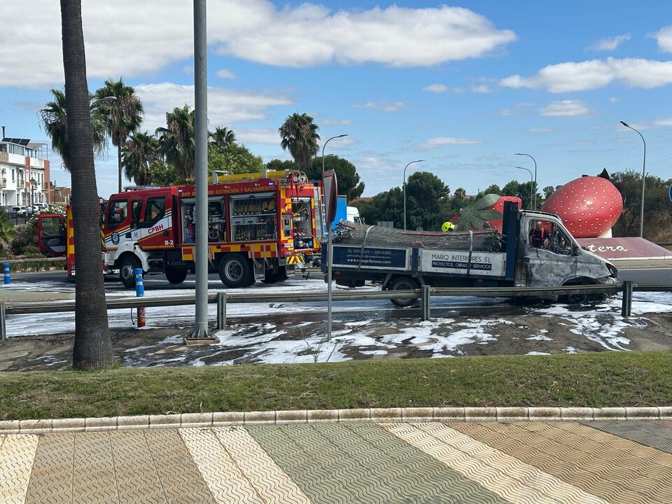 Incendio de un camión en Palos de la Frontera. Fuente: Dani Aranda