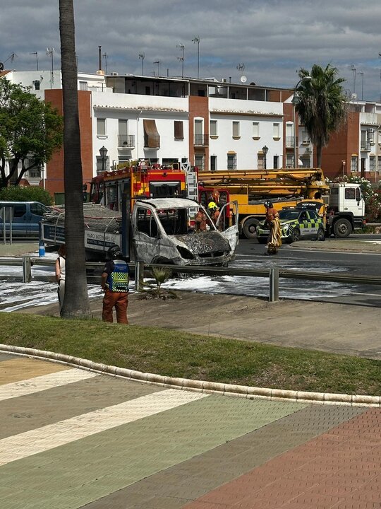 Incendio de un camión en Palos de la Frontera. Fuente: Daniel Aranda