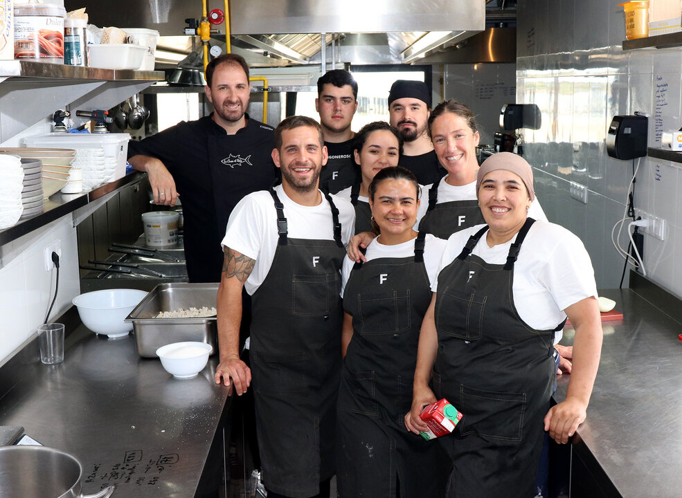 Cristian con el equipo de su cocina.