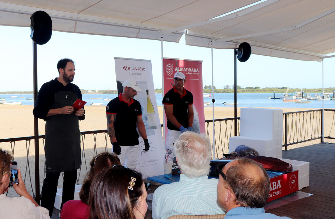 El chef explica el maridaje con los productos del atún en un evento reciente.