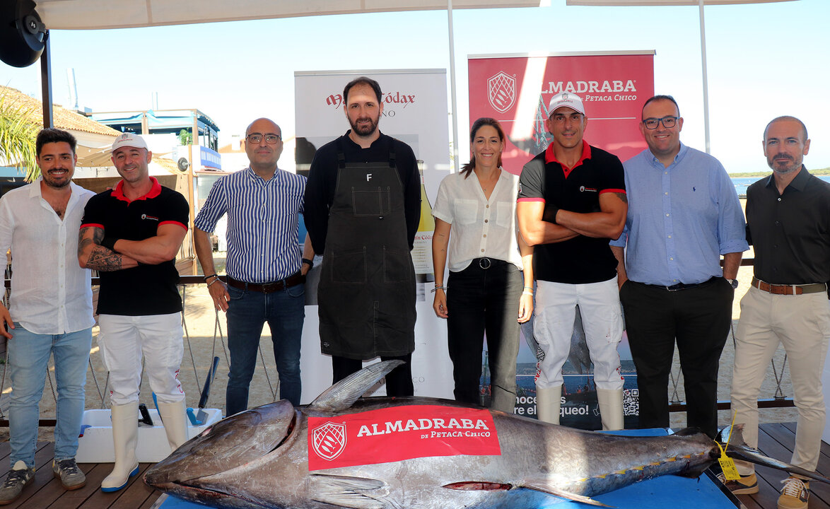 El chef junto a los dueños del Grupo El Palo y los organizadores de un ronqueo.