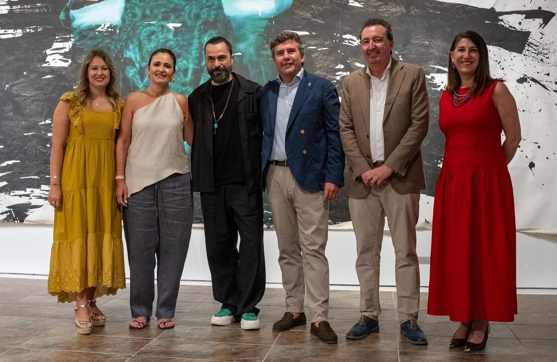 Fornieles rodeado de autoridades tras la inauguración de la muestra