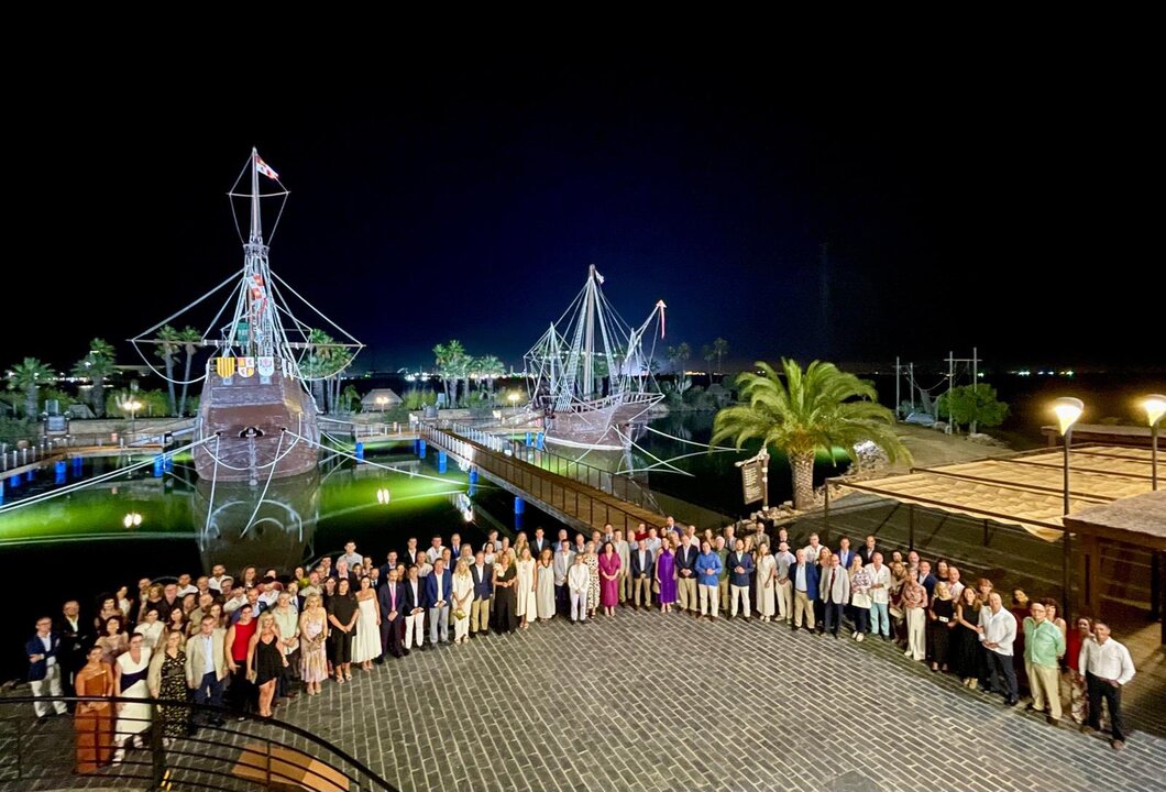 Foto de familia tras la recepción del presidente de Diputación en el Muelle de las Carabelas
