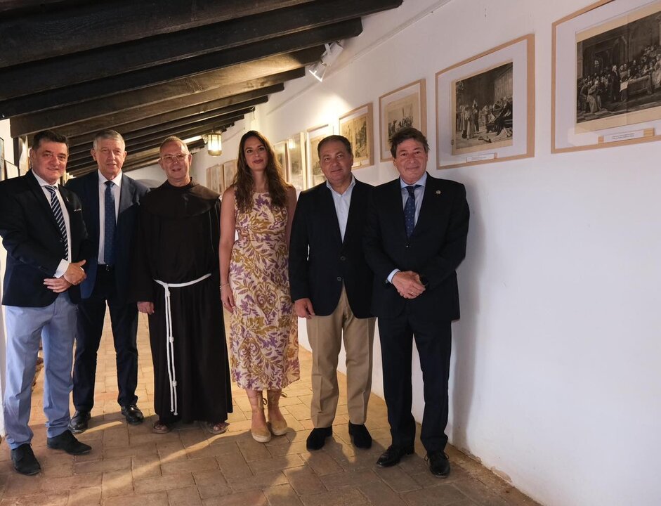 Toscano y otras autoridades en la exposición inaugurada en el monasterio de La Rábida