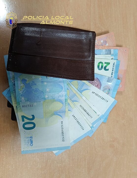 Cartera encontrada por los menores. Fuente: Plataforma Policía Local de Almonte