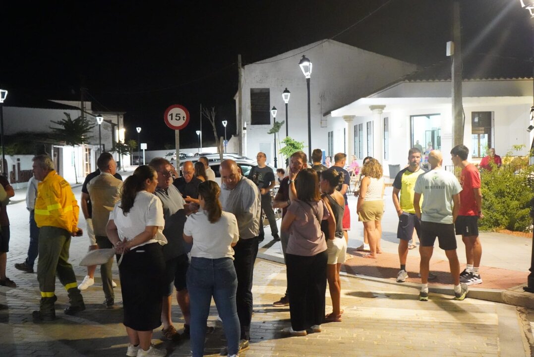Vecinos desalojados tras el incendio en Los Romeros