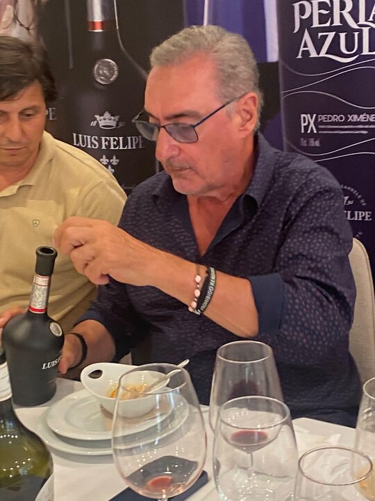 Carlos Herrero probando el vino de Bodegas Rubia