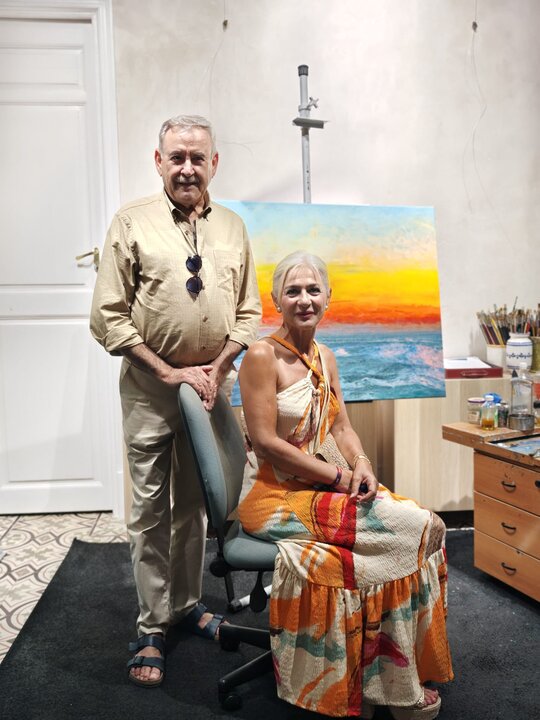La consejera junto al pintor Santana