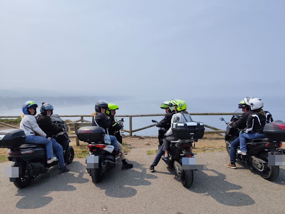 Los moteros se disponen a seguir el camino