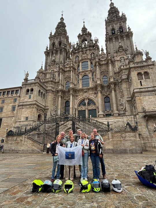 Los moteros están disfrutando del camino sobre ruedas