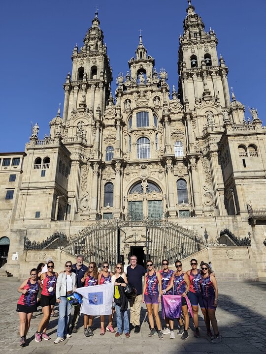 Los moteros con el club femenino de atletismo de Morón