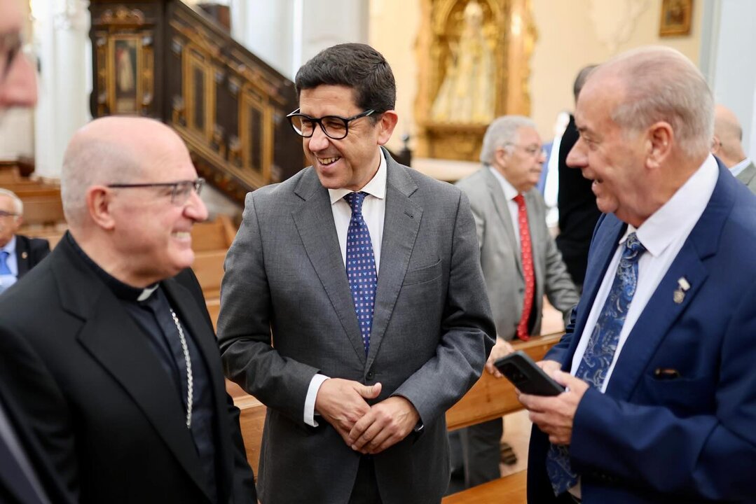 Fernández conversa con el obispo y el presidente del Consejo