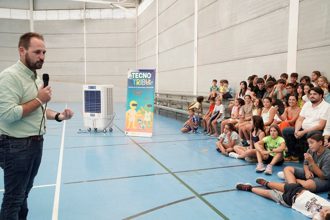 El director general de Infancia de la Junta, Paco Mora, se dirigió a los niños y adolescentes participantes.