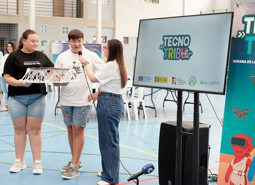 Los jóvenes presentaron pequeños trabajos prácticos de ingeniería desarrollados durante  esta Semana de la Tecnología.