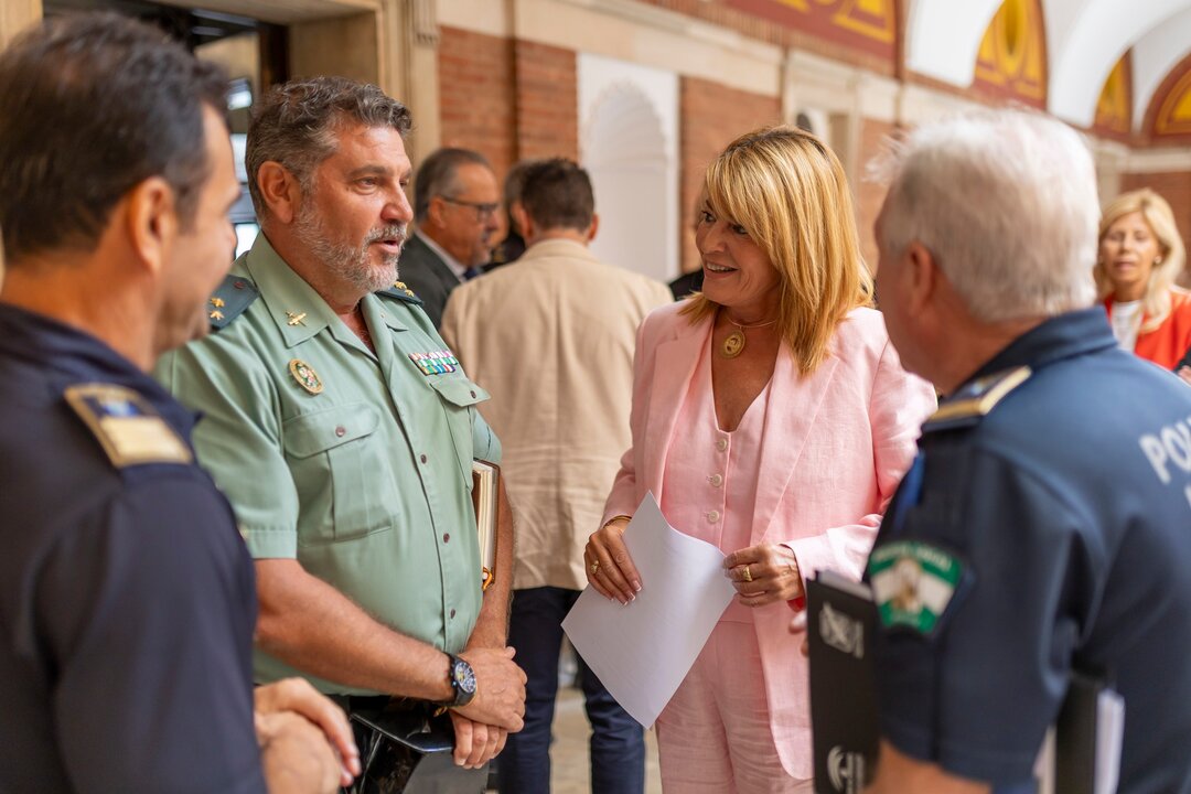 La alcaldesa conversa con representantes de las Fuerzas y Cuerpos de Seguridad
