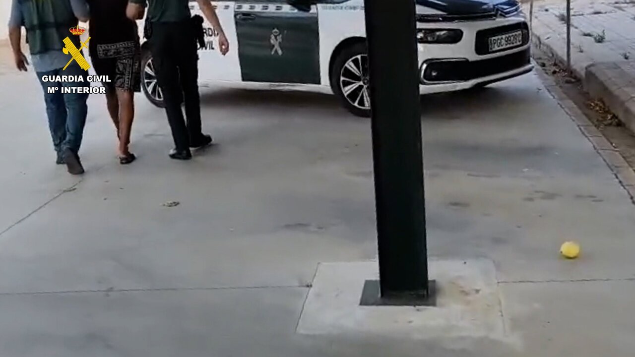 La Guardia Civil junto a uno de los detenidos. Fuente: Guardia Civil