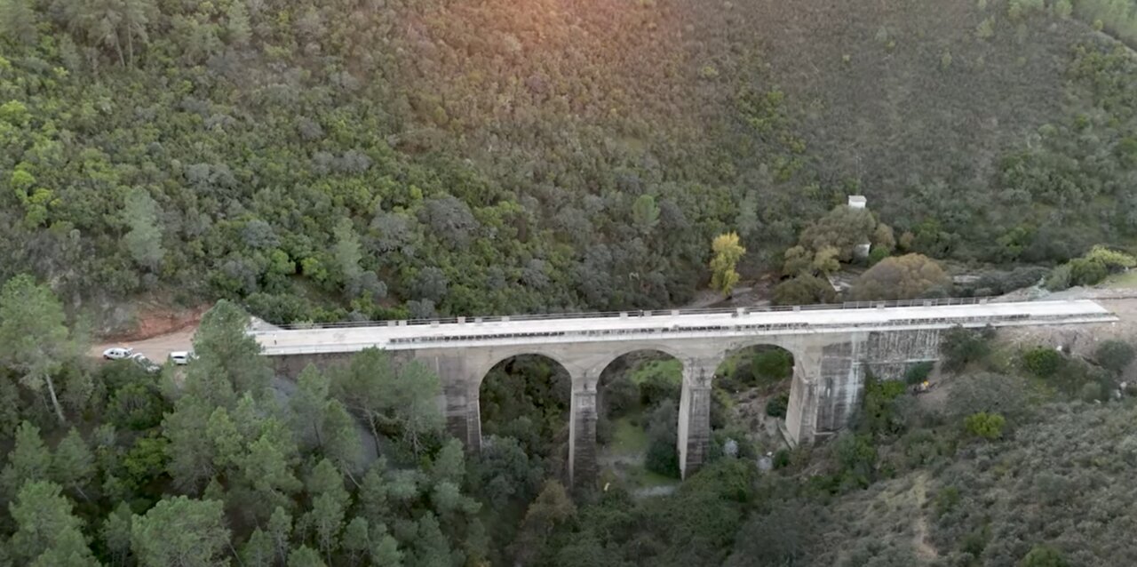 Uno de los puentes por los que discurre la línea Huelva-Zafra