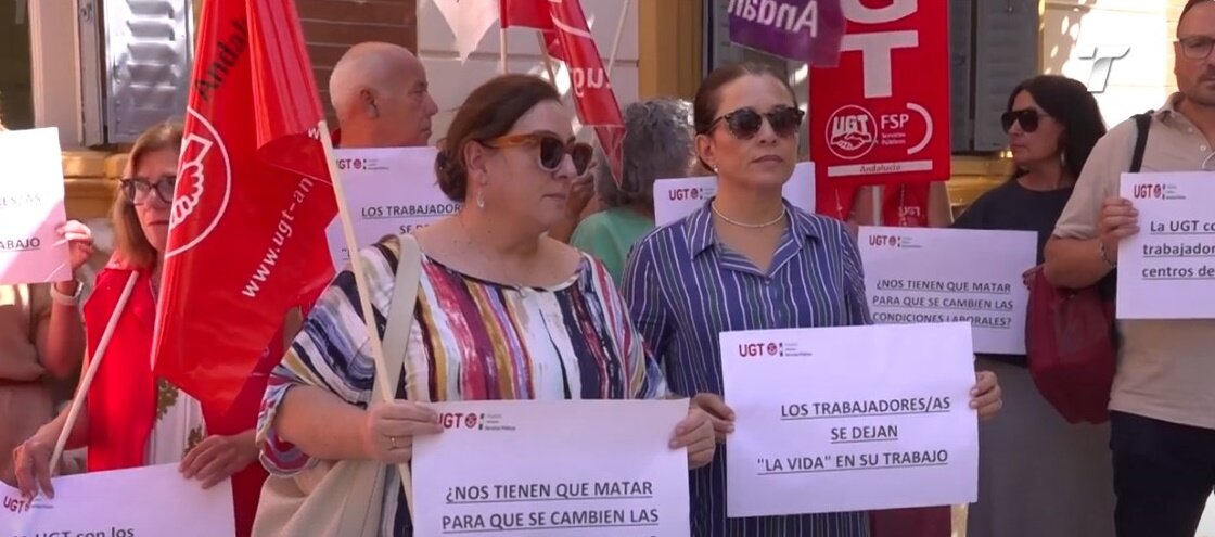 Trabajadores concentrados tras la paliza a la trabajadora de un centro