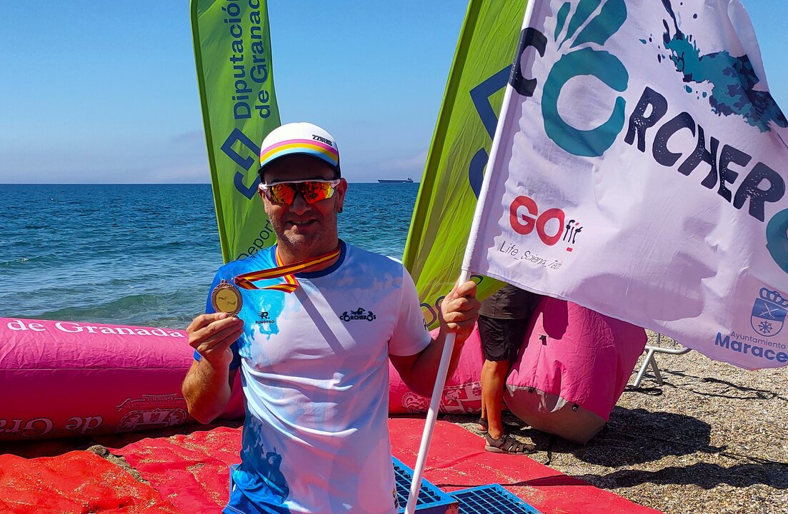 Rubén Gutiérrez junto a su medalla
