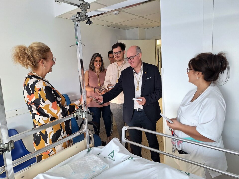 Virgen del Socorro de Rociana llega al hospital Infanta Elena. Fuente: Hospital Infanta Elena